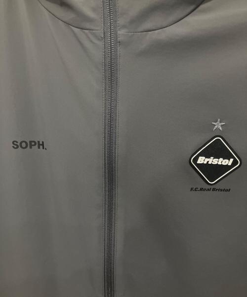 F.C.R.B.（エフシーレアルブリストル）F.C.R.B. (エフシーレアルブリストル) BIG LOGO WARM UP JACKET グレー サイズ:M 未使用品の古着・服飾アイテム