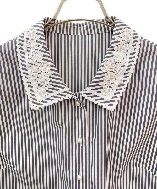 Rene（ルネ）Rene (ルネ) カラー刺繍パールボタンノースリーブブラウス グレー サイズ:36の古着・服飾アイテム