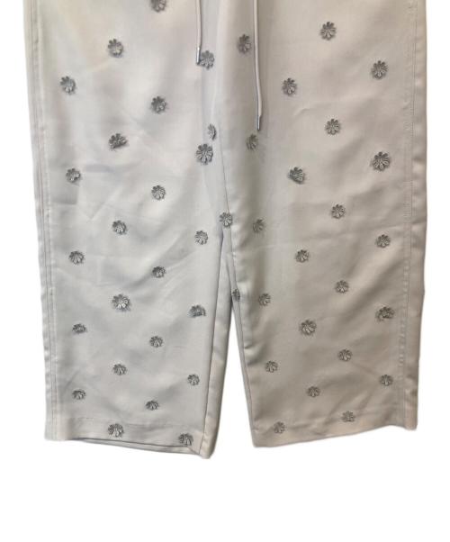 emmi atelier（エミアトリエ）emmi atelier (エミアトリエ) フラワーエンブロイダリーウエストゴムパンツ 13WFP255050 ライトグレー サイズ:1 未使用品の古着・服飾アイテム