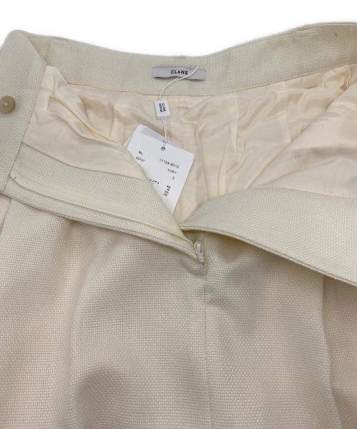 CLANE（クラネ）CLANE (クラネ) FRONT SLIT TUCK SKIRT アイボリーの古着・服飾アイテム