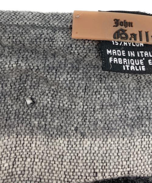 JOHN GALLIANO（ジョンガリアーノ）JOHN GALLIANO (ジョンガリアーノ) ニュースペーパーマフラー グレーの古着・服飾アイテム