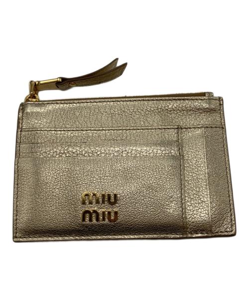 MIU MIU（ミュウミュウ）MIU MIU (ミュウミュウ) フラグメントケース メタリックゴールド サイズ:-の古着・服飾アイテム