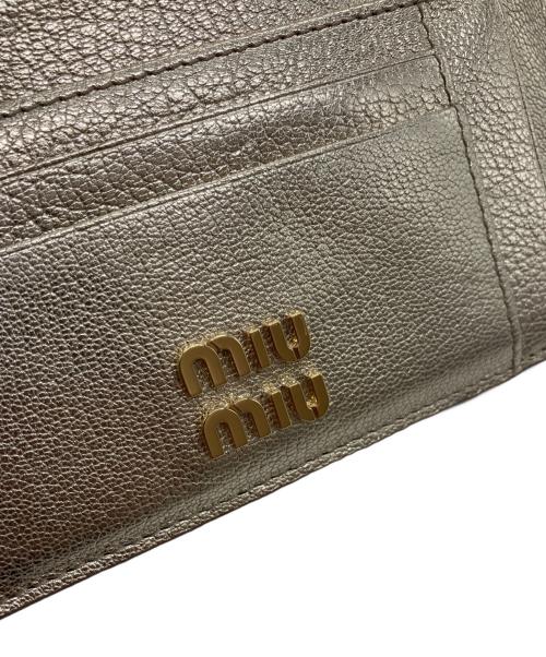 MIU MIU（ミュウミュウ）MIU MIU (ミュウミュウ) フラグメントケース メタリックゴールド サイズ:-の古着・服飾アイテム