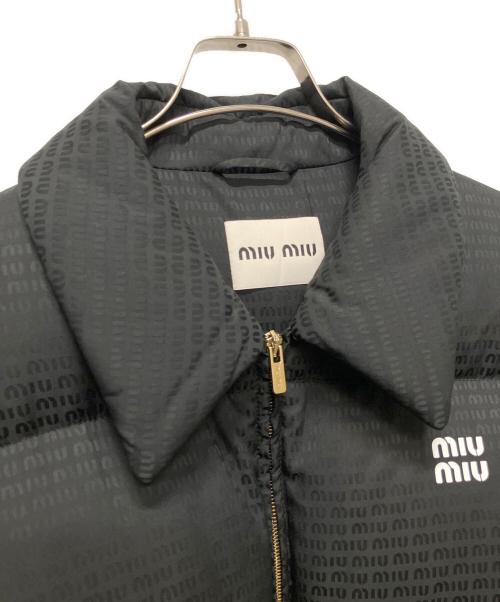 MIU MIU（ミュウミュウ）MIU MIU (ミュウミュウ) ロゴプリント ダウンジャケット ブラック サイズ:44の古着・服飾アイテム