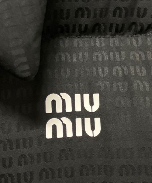 MIU MIU（ミュウミュウ）MIU MIU (ミュウミュウ) ロゴプリント ダウンジャケット ブラック サイズ:44の古着・服飾アイテム