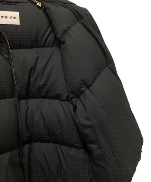 MIU MIU（ミュウミュウ）MIU MIU (ミュウミュウ) ロゴプリント ダウンジャケット ブラック サイズ:44の古着・服飾アイテム