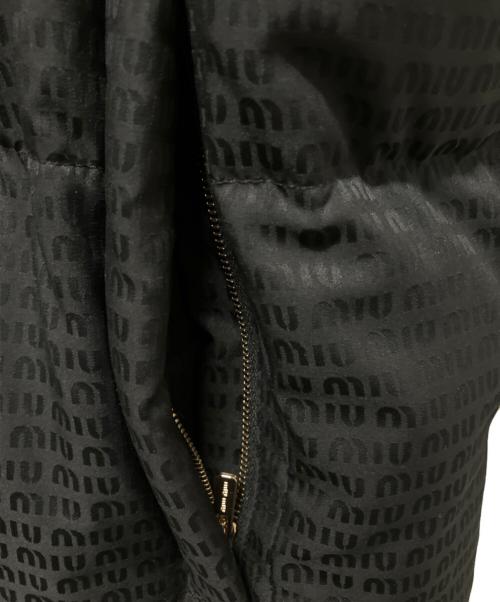 MIU MIU（ミュウミュウ）MIU MIU (ミュウミュウ) ロゴプリント ダウンジャケット ブラック サイズ:44の古着・服飾アイテム