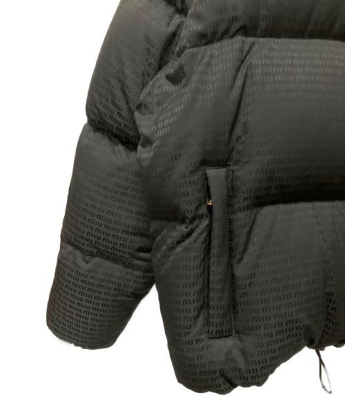 MIU MIU（ミュウミュウ）MIU MIU (ミュウミュウ) ロゴプリント ダウンジャケット ブラック サイズ:44の古着・服飾アイテム