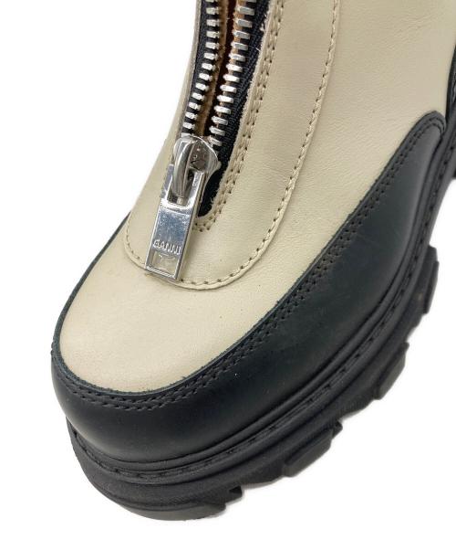 GANNI（ガニー）Ganni (ガニー) フロントジップアンクルブーツ　S1615 873 アイボリー サイズ:37の古着・服飾アイテム