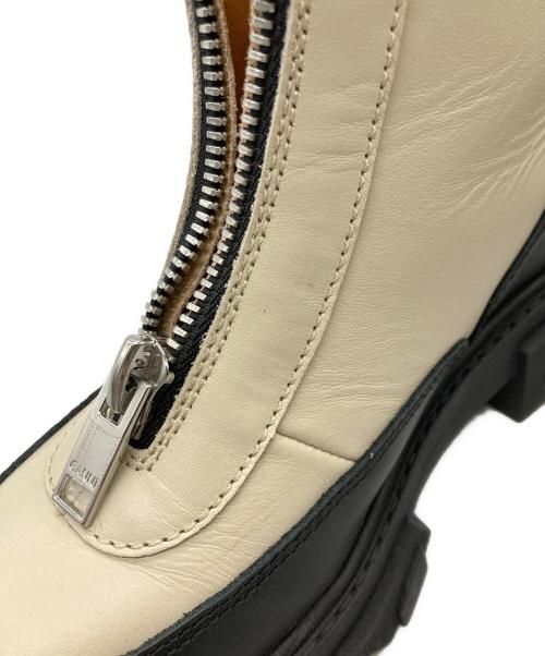 GANNI（ガニー）Ganni (ガニー) フロントジップアンクルブーツ　S1615 873 アイボリー サイズ:37の古着・服飾アイテム