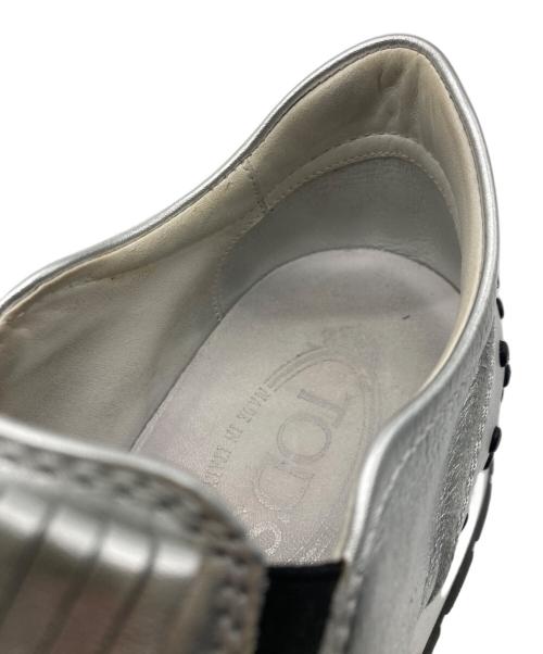 TOD'S（トッズ）TOD'S (トッズ) メタリックフリンジスリッポン シルバー サイズ:37 1/2の古着・服飾アイテム