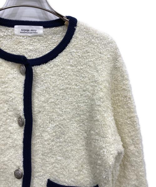 ARPEGE STORY（アルページュストーリー）Arpege story (アルページュストーリー) エンブレムブローチ付配色ニットジャケット ホワイト サイズ:2の古着・服飾アイテム