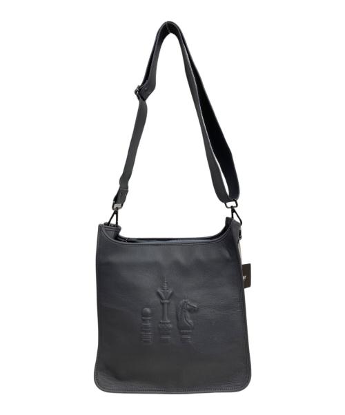 IO PELLE（イオペレ）IO PELLE (イオペレ) ear PAPILLONNER (イアパピヨネ) チェスラウンドショルダーバッグ グレーの古着・服飾アイテム