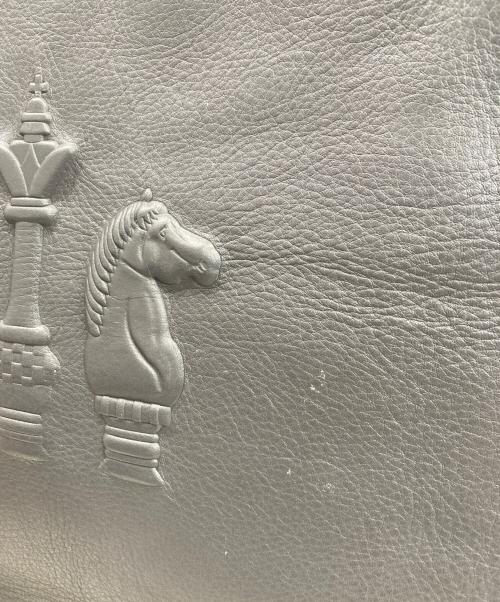 IO PELLE（イオペレ）IO PELLE (イオペレ) ear PAPILLONNER (イアパピヨネ) チェスラウンドショルダーバッグ グレーの古着・服飾アイテム