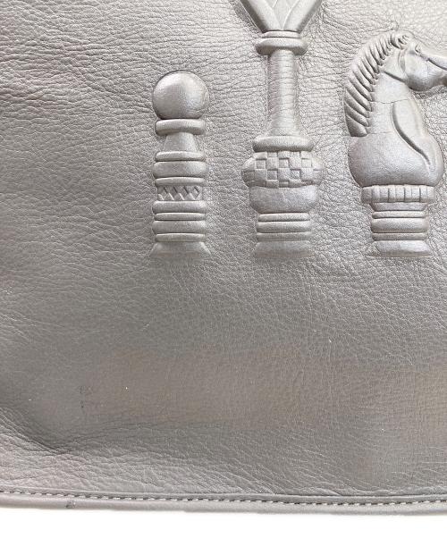 IO PELLE（イオペレ）IO PELLE (イオペレ) ear PAPILLONNER (イアパピヨネ) チェスラウンドショルダーバッグ グレーの古着・服飾アイテム