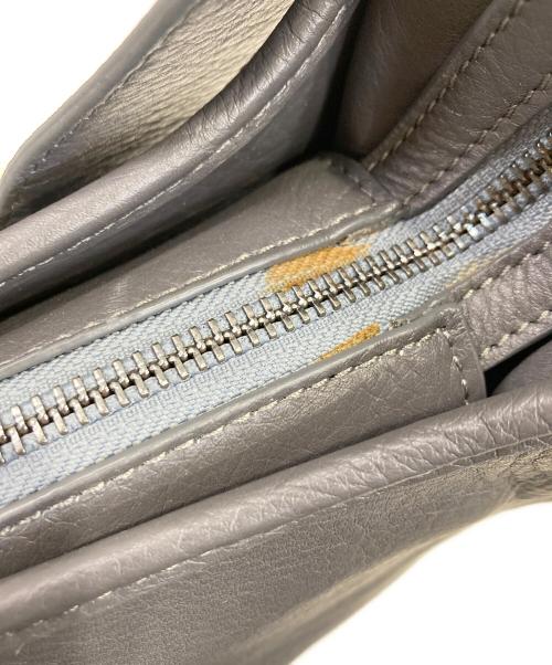 IO PELLE（イオペレ）IO PELLE (イオペレ) ear PAPILLONNER (イアパピヨネ) チェスラウンドショルダーバッグ グレーの古着・服飾アイテム