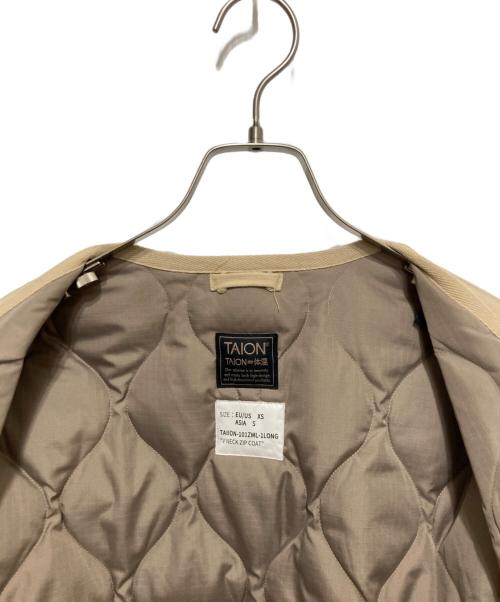 TAION（タイオン）TAION (タイオン) ミリタリーVネックジップダウンコート ベージュ サイズ:Sの古着・服飾アイテム