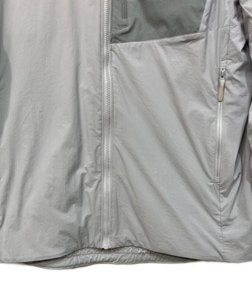 ARC'TERYX（アークテリクス）ARC'TERYX (アークテリクス) 	プロトンライトウエイトフーディ ライトグレー サイズ:SIZE　Mの古着・服飾アイテム