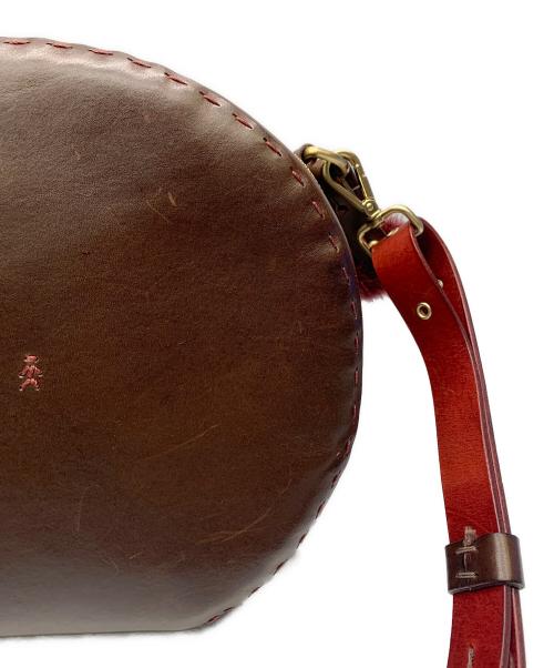 HENRY BEGUELIN（エンリーベグリン）HENRY BEGUELIN (エンリーベグリン) レザーラウンドバッグ　HENRY BEGUELIN レッド×ブラウンの古着・服飾アイテム