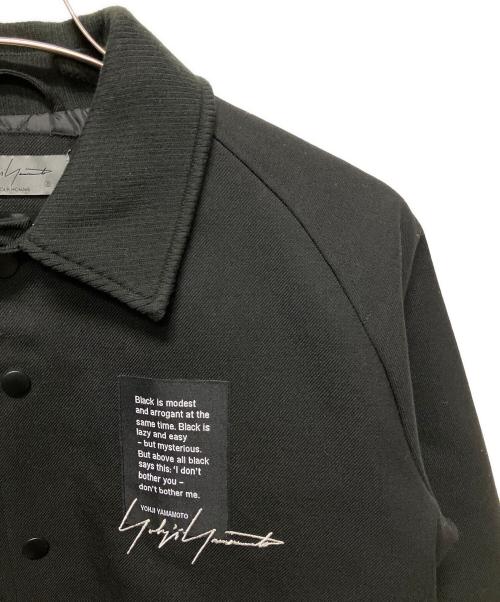 Yohji Yamamoto pour homme（ヨウジヤマモト プールオム）Yohji Yamamoto pour homme (ヨウジヤマモト プールオム) New Era (ニューエラ) Wool Coach Jacket/コラボジャケット ブラック サイズ:2（スモール）の古着・服飾アイテム