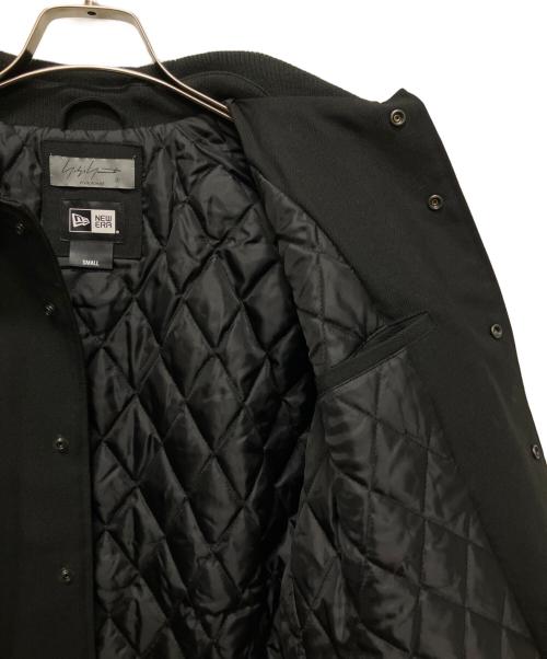 Yohji Yamamoto pour homme（ヨウジヤマモト プールオム）Yohji Yamamoto pour homme (ヨウジヤマモト プールオム) New Era (ニューエラ) Wool Coach Jacket/コラボジャケット ブラック サイズ:2（スモール）の古着・服飾アイテム