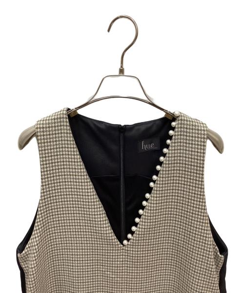 hue DAY TO EVENING（ヒュー デイ トゥ イブニング）hue DAY TO EVENING (ヒュー デイ トゥ イブニング) パール付ワンピース ベージュ サイズ:38の古着・服飾アイテム