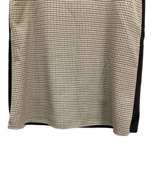 hue DAY TO EVENING（ヒュー デイ トゥ イブニング）hue DAY TO EVENING (ヒュー デイ トゥ イブニング) パール付ワンピース ベージュ サイズ:38の古着・服飾アイテム