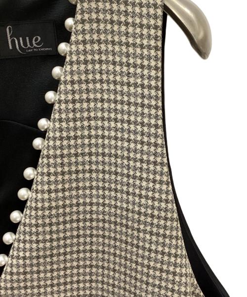 hue DAY TO EVENING（ヒュー デイ トゥ イブニング）hue DAY TO EVENING (ヒュー デイ トゥ イブニング) パール付ワンピース ベージュ サイズ:38の古着・服飾アイテム