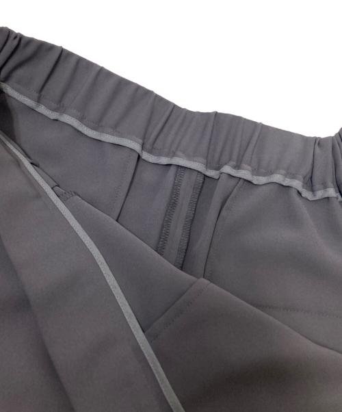 Conte（コンテ）Conte (コンテ) アシンメトリータックイージーパンツ グレー サイズ:38の古着・服飾アイテム