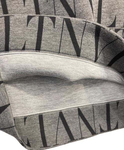 VALENTINO（ヴァレンティノ）VALENTINO (ヴァレンティノ) VLTNロゴボンディングスウェット　UV0MF04S6WG グレー サイズ:Mの古着・服飾アイテム