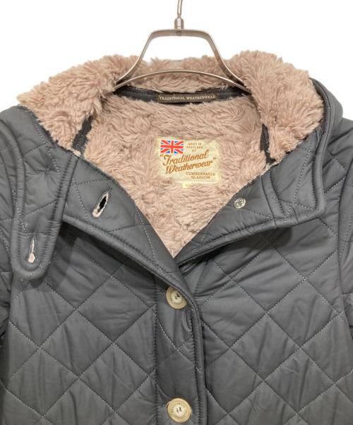 Traditional Weatherwear（トラディショナルウェザーウェア）Traditional Weatherwear (トラディショナルウェザーウェア) 裏ボアフーデッドキルティングコート グレー サイズ:38の古着・服飾アイテム