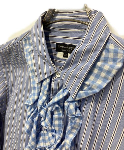 COMME des GARCONS HOMME PLUS（コムデギャルソンオムプリュス）COMME des GARCONS HOMME PLUS (コムデギャルソンオムプリュス) ギンガムフリルドッキングストライプシャツ ブルー×ホワイト サイズ:XSの古着・服飾アイテム