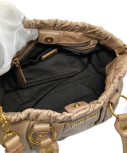 MIU MIU（ミュウミュウ）MIU MIU (ミュウミュウ) 2WAYショルダーバッグ ベージュの古着・服飾アイテム