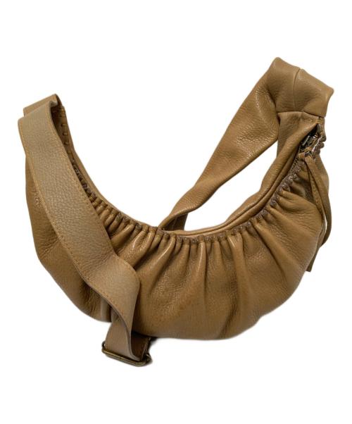 HIRAMEITA（ヒラメイタ）HIRAMEITA (ヒラメイタ) ebagos (エバゴス) ベジシュリンク・ギャザー・ボディーバッグ ベージュ サイズ:下記参照の古着・服飾アイテム