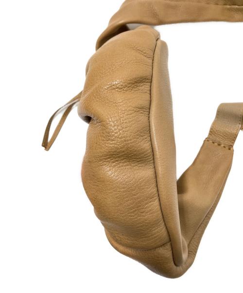 HIRAMEITA（ヒラメイタ）HIRAMEITA (ヒラメイタ) ebagos (エバゴス) ベジシュリンク・ギャザー・ボディーバッグ ベージュ サイズ:下記参照の古着・服飾アイテム