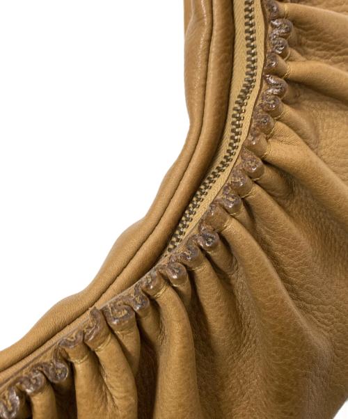 HIRAMEITA（ヒラメイタ）HIRAMEITA (ヒラメイタ) ebagos (エバゴス) ベジシュリンク・ギャザー・ボディーバッグ ベージュ サイズ:下記参照の古着・服飾アイテム