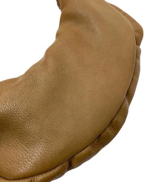 HIRAMEITA（ヒラメイタ）HIRAMEITA (ヒラメイタ) ebagos (エバゴス) ベジシュリンク・ギャザー・ボディーバッグ ベージュ サイズ:下記参照の古着・服飾アイテム