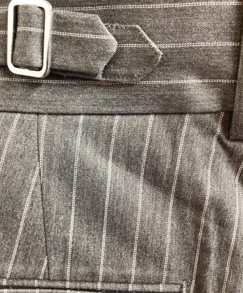 SHIKITARI（シキタリ）SHIKITARI (シキタリ) STRIPE FLARE SLACKS グレー×ホワイト サイズ:-の古着・服飾アイテム