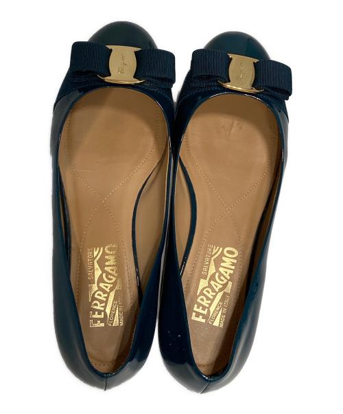 Salvatore Ferragamo（サルヴァトーレ フェラガモ）Salvatore Ferragamo (サルヴァトーレ フェラガモ) ヴァラエナメルパンプス グリーン サイズ:SIZE 6.5の古着・服飾アイテム