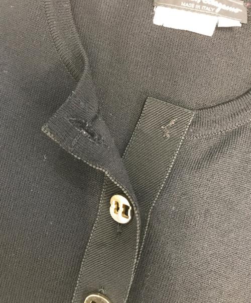 Salvatore Ferragamo（サルヴァトーレ フェラガモ）Salvatore Ferragamo (サルヴァトーレ フェラガモ) ヘンリーネックヴァラボタンニット ブラック サイズ:Mの古着・服飾アイテム