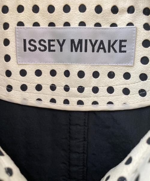 ISSEY MIYAKE（イッセイミヤケ）ISSEY MIYAKE (イッセイミヤケ) パンチングジャケット アイボリー サイズ:2の古着・服飾アイテム