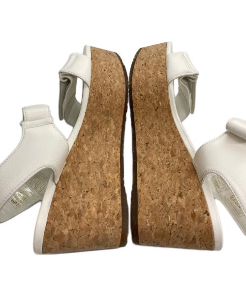 JIMMY CHOO（ジミーチュウ）JIMMY CHOO (ジミーチュウ) エンボスロゴウェッジソールサンダル ホワイト サイズ:37の古着・服飾アイテム