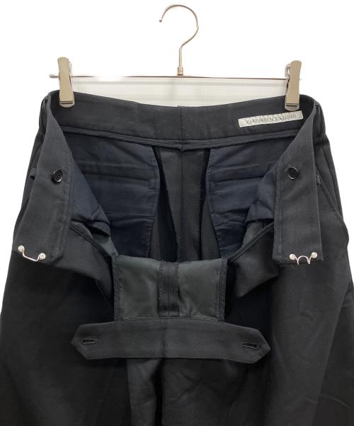 JOHN LAWRENCE SULLIVAN（ジョン ローレンス サリバン）JOHN LAWRENCE SULLIVAN (ジョン ローレンス サリバン) WOOL GABARDINE FOLDED WIDE TROUSERS ブラック サイズ:46の古着・服飾アイテム