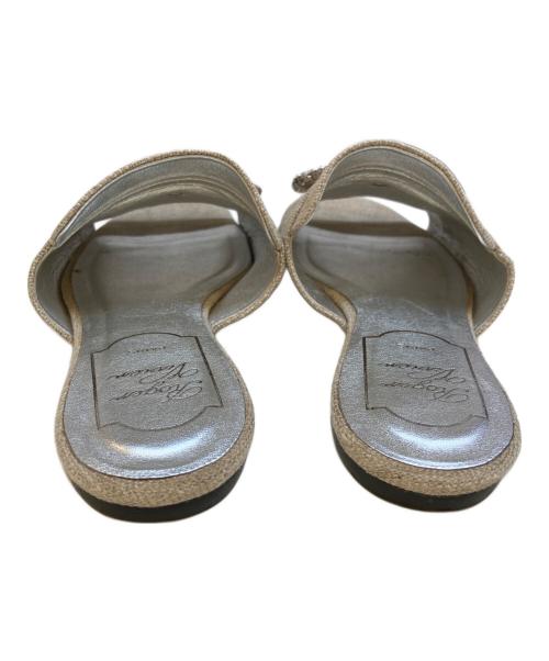 Roger Vivier（ロジェ ヴィヴィエ）Roger Vivier (ロジェ ヴィヴィエ) クリスタルバックルサンダル ベージュ サイズ:35 1/2の古着・服飾アイテム