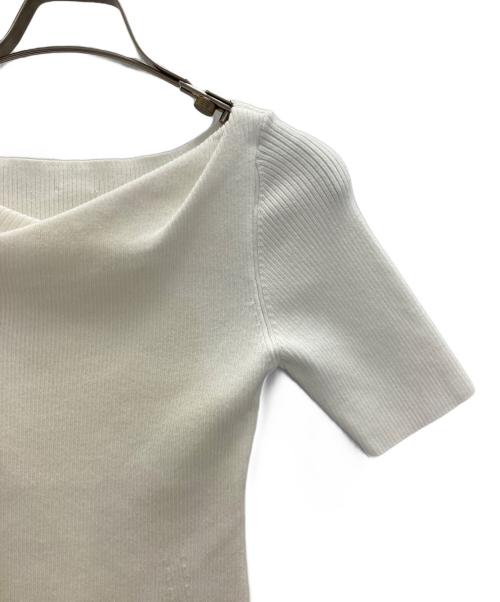 FRAY ID（フレイ アイディー）FRAY ID (フレイ アイディー) タックドレープデコルテリブニット ホワイト サイズ:FREEの古着・服飾アイテム