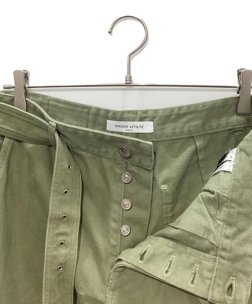 maison kitsune（メゾンキツネ）MAISON KITSUNE (メゾンキツネ) Belted Denim Pants Relaxed Cargo Jeans オリーブ サイズ:29 未使用品の古着・服飾アイテム