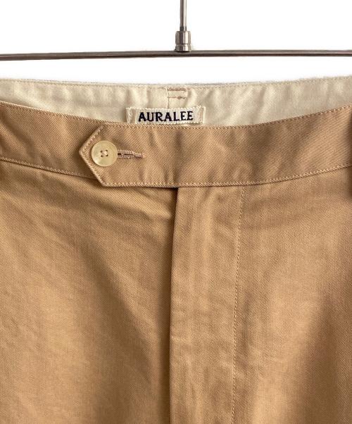 AURALEE（オーラリー）AURALEE (オーラリー) WASHED FINX CHINO ONE-TUCK PANTS ベージュ サイズ:6の古着・服飾アイテム