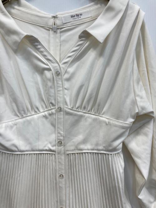HER LIP TO（ハーリップトゥ）HER LIP TO (ハーリップトゥ) Pleated Open Shirt Dress ホワイト サイズ:Ｓの古着・服飾アイテム