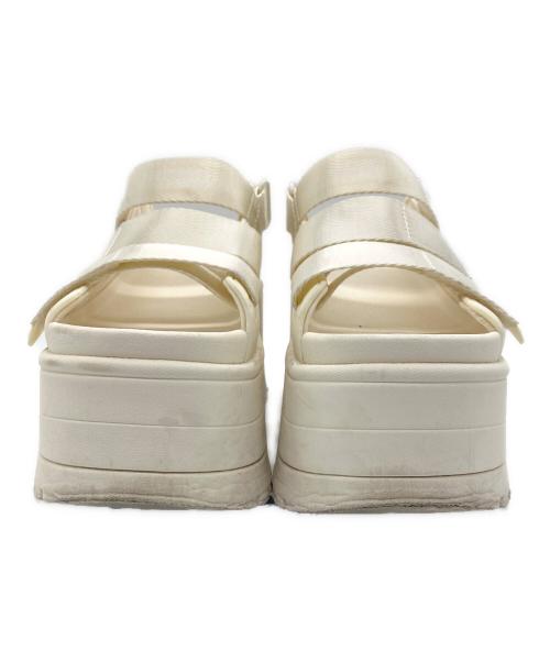 UGG（アグ）UGG (アグ) サンダル アイボリー サイズ:24cmの古着・服飾アイテム
