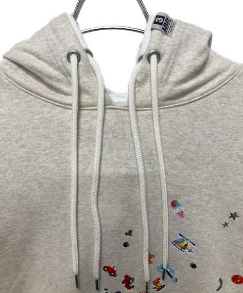 Maison MIHARA YASUHIRO（メゾン ミハラ ヤスヒロ）Maison MIHARA YASUHIRO (メゾン ミハラ ヤスヒロ) 25SS Triple Layered Hoodie/Kids Sticker Printed Hoodie アイボリー サイズ:48の古着・服飾アイテム
